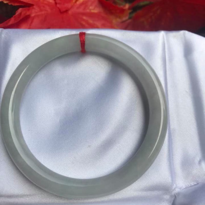 VÒNG TAY ĐÁ CẨM THẠCH MỚI TRẮNG 54mm x dầy 7,8mm  MÀU TRẮNG TINH BÓNG ĐỀU CẢ VÒNG RẤT ĐẸP  CHUẨN NỮ Mệnh KIM THUỶ 54kg đến 64kg Đeo ạ