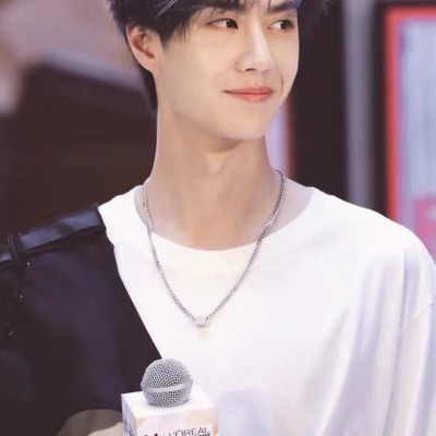 Vòng cổ hình vuông dây chuyền Vương Nhất Bác