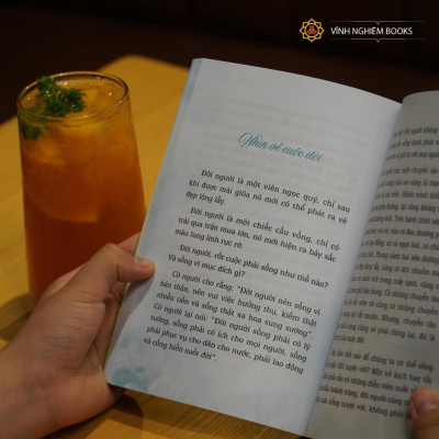 Sách - Sống Với Hiện Tại - Chân Như Pháp - Vĩnh Nghiêm Books