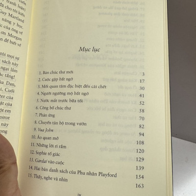 ÁO QUAN ĐÓNG NẮP - Agatha Christie - Tuấn Việt dịch - Nhà xuất bản Trẻ.