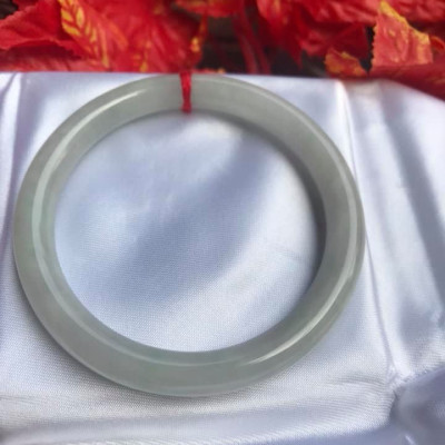 VÒNG TAY ĐÁ CẨM THẠCH MỚI TRẮNG 54mm x dầy 7,8mm  MÀU TRẮNG TINH BÓNG ĐỀU CẢ VÒNG RẤT ĐẸP  CHUẨN NỮ Mệnh KIM THUỶ 54kg đến 64kg Đeo ạ