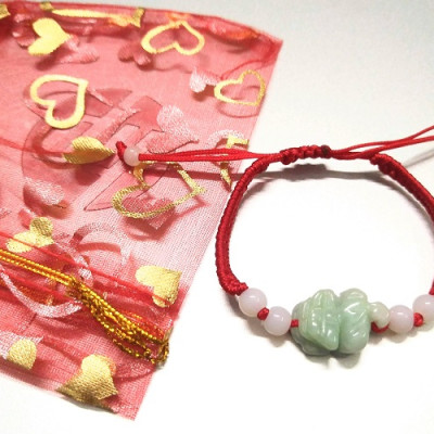 Vòng tay chỉ đỏ may mắn bình an kèm túi đỏ làm quà tặng - tùy hưu ngọc ( màu ngẫu nhiên )