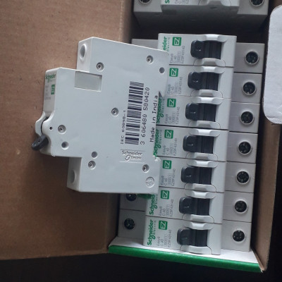 Cầu Dao điện MCB Schneider 1P-40A-4.5kA EZ9F43140 