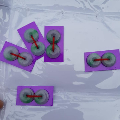 Đôi bông tai đá cẩm thạch trắng xanh lá tự nhiên đẹp Size đk 15mm x dầy 3mm Chất liệu đá cẩm thạch tự nhiên Nữ về bọc làm đôi bông tai vàng đeo đẹp ạ