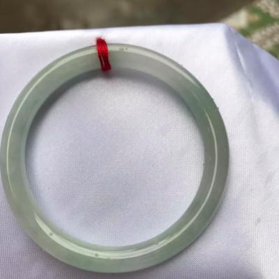 Vòng cẩm thạch tự nhiên Tr A 47mm x 6,8mm Vòng màu Trắng Bóng Xanh Da trời nhẹ đều cả vòng thiệt là đẹp ạ Nữ tay nhỏ 40kg - 47kg ạ