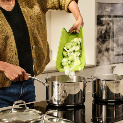 Thớt gấp Chop2Pot Regular Joseph Joseph Xanh lá 2022 005059