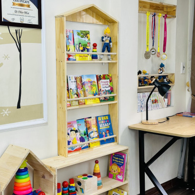 Giá sách cho bé, giá để sách treo tường hình ngôi nhà bằng Gỗ, trang trí phòng trẻ em