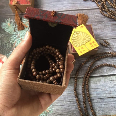 Vòng đeo tay trầm hương 108 hạt  cho nam và nữ kèm lá bồ đề , có hộp đựng bằng gấm cao cấp ,thu hút vận khí , tài lộc , may mắn đem đến sự bình an , cải thiện phong thủy ,giúp tinh thần sảng khoái , minh mẫn hơn có thể làm quà tặng rất ý nghĩa 
