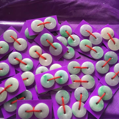 Đôi bông tai đá cẩm thạch trắng xanh lá tự nhiên đẹp Size đk 15mm x dầy 3mm Chất liệu đá cẩm thạch tự nhiên Nữ về bọc làm đôi bông tai vàng đeo đẹp ạ