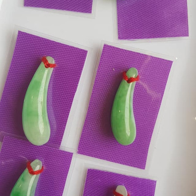 Mặt dây chuyền TRÁI CÀ Xanh lá Trắng Bóng Mới đẹp Size 25mm/27mm x dầy 8mm Chất liệu Đá cẩm thạch tự nhiên Xanh lá Trắng Bóng Mới đẹp Nữ bọc vàng đeo đẹp shop giao bất kỳ ạ