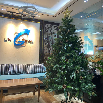 Cây thông noel 3 loại lá gắn trái thông - Cây thông đẹp Tán dày đều, cây thông chắc chắn và dể tháo lắp