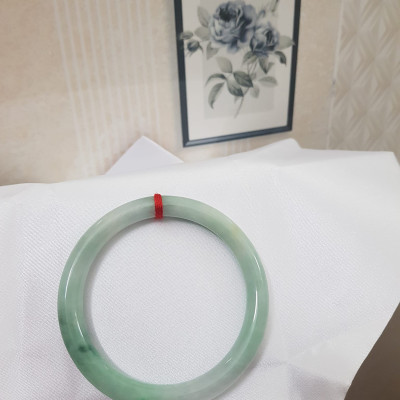 Vòng cẩm thạch Xanh Ngọc Mơ Đẹp 58mm x Dầy 8mm  Chất liệu 100% đá cẩm thạch tự nhiên  Màu xanh ngọc mơ nhẹ nhẹ bóng đẹp sang nữ 56kg - 68kg đeo đẹp ạ