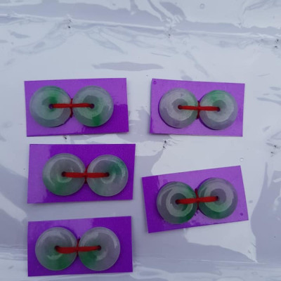 Đôi bông tai đá cẩm thạch trắng xanh lá tự nhiên đẹp Size đk 15mm x dầy 3mm Chất liệu đá cẩm thạch tự nhiên Nữ về bọc làm đôi bông tai vàng đeo đẹp ạ