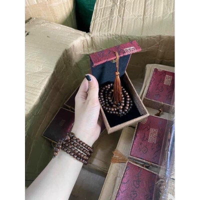 Vòng đeo tay trầm hương 108 hạt  cho nam và nữ kèm lá bồ đề , có hộp đựng bằng gấm cao cấp ,thu hút vận khí , tài lộc , may mắn đem đến sự bình an , cải thiện phong thủy ,giúp tinh thần sảng khoái , minh mẫn hơn có thể làm quà tặng rất ý nghĩa 