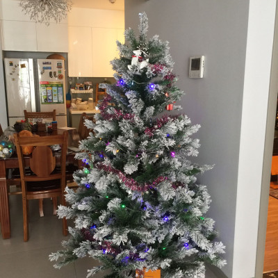 Cây thông noel phủ tuyết - Tán dày và đẹp, cây thông chắc chắn và dể tháo lắp