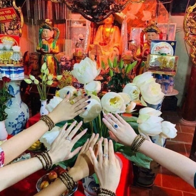 Vòng đeo tay trầm hương 108 hạt  cho nam và nữ kèm lá bồ đề , có hộp đựng bằng gấm cao cấp ,thu hút vận khí , tài lộc , may mắn đem đến sự bình an , cải thiện phong thủy ,giúp tinh thần sảng khoái , minh mẫn hơn có thể làm quà tặng rất ý nghĩa 