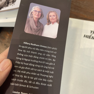 TÌNH THẾ HIỂM NGHÈO – Hillary Rodham Clinton và  Louise Penny – Nguyễn Quang Huy dịch – Bách Việt Books – NXB Dân Trí (bìa mềm)