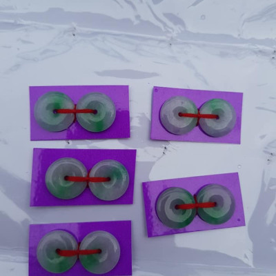 Đôi bông tai đá cẩm thạch trắng xanh lá tự nhiên đẹp Size đk 15mm x dầy 3mm Chất liệu đá cẩm thạch tự nhiên Nữ về bọc làm đôi bông tai vàng đeo đẹp ạ