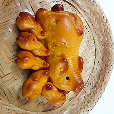 BÁNH TRUNG THU BẦY HEO 5 CON THÀNH LONG - NHÂN ĐẬU XANH, NHÂN DỪA 220G - VIỆT NAM