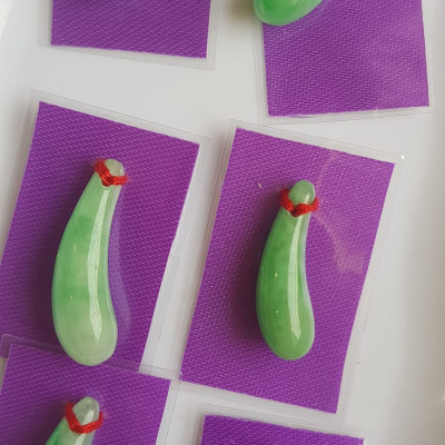 Mặt dây chuyền TRÁI CÀ Xanh lá Trắng Bóng Mới đẹp Size 25mm/27mm x dầy 8mm Chất liệu Đá cẩm thạch tự nhiên Xanh lá Trắng Bóng Mới đẹp Nữ bọc vàng đeo đẹp shop giao bất kỳ ạ