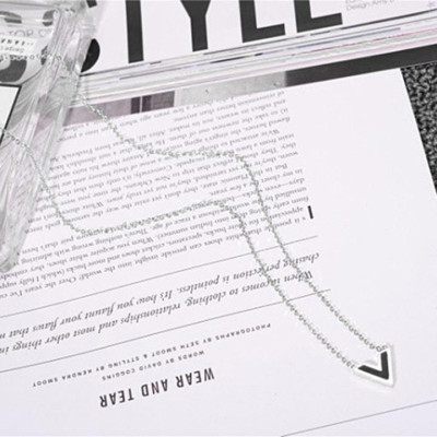 Dây chuyền nữ titan thời trang cao cấp mặt chữ V nền đen thép không gỉ trangsucpt 3 màu sắc DCNUT74