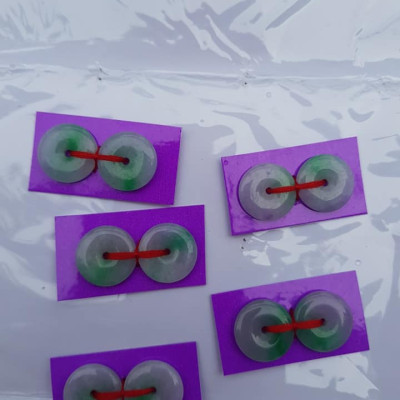 Đôi bông tai đá cẩm thạch trắng xanh lá tự nhiên đẹp Size đk 15mm x dầy 3mm Chất liệu đá cẩm thạch tự nhiên Nữ về bọc làm đôi bông tai vàng đeo đẹp ạ