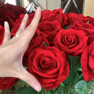 Hoa hồng nhung giả bông to cành dài 70cm đường kính bông 10cm chất liệu nỉ nhung - HÀNG CAO CẤP