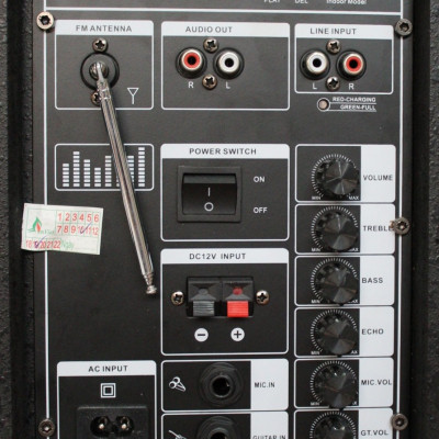 Loa Kéo Di Động Karaoke Bass 30 U.B.L LK-30U40 (600W) 3 Tấc - Màu Ngẫu Nhiên - Chính Hãng