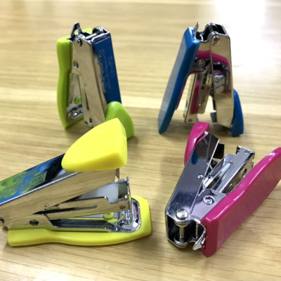 Bấm Kim Số 10 Mini Kidario HD-5N (12 Tờ)- Giao Màu Ngẫu Nhiên