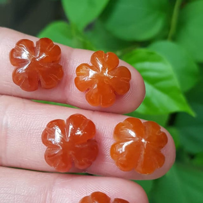 Mặt Bông Hoa cỏ 4 lá màu cam đậm nữ phối vòng tay,làm mặt nhẫn Chất liệu đá cẩm thạch size hạt 15mm x dầy 6mm Nữ về phối với vòng tay của mình đeo hay làm mặt nhẫn mặt dây chuyền đeo xinh ạ