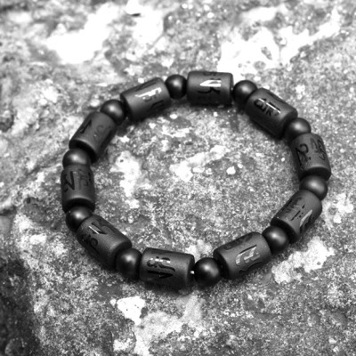 VÒNG TAY ĐÁ ĐEN PHONG THUỶ KHẮC CHỮ OM MANI PADME HUM 