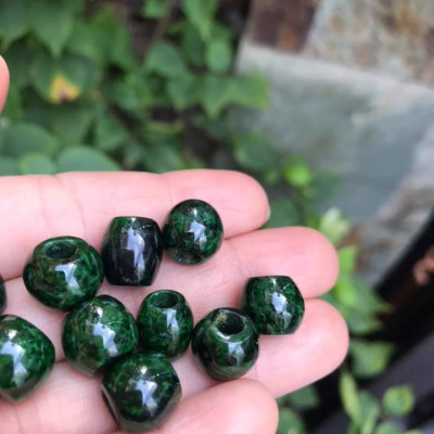 VIÊN ĐÁ CẨM THẠCH MỚI LU HẠT TRÒN SIZE NHỎ VỪA BÓNG ĐẸP 10MM MÀU XANH ĐẬM TỰ NHIÊN NỮ LÀM MẶT DÂY CHUYỀN RẤT ĐẸP Ạ
