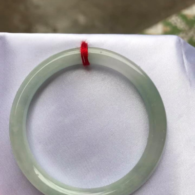Vòng cẩm thạch tự nhiên Tr A 47mm x 6,8mm Vòng màu Trắng Bóng Xanh Da trời nhẹ đều cả vòng thiệt là đẹp ạ Nữ tay nhỏ 40kg - 47kg ạ