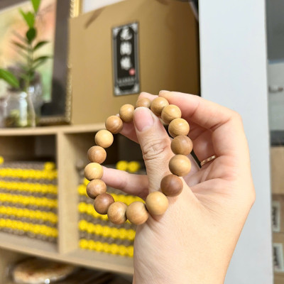 Vòng gỗ Đàn Hương size 12ly thượng hạng thơm ngọt như nước hoa phong thuỷ tài lộc bình an may mắn