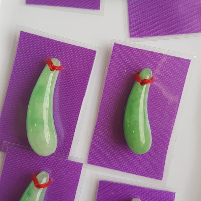 Mặt dây chuyền TRÁI CÀ Xanh lá Trắng Bóng Mới đẹp Size 25mm/27mm x dầy 8mm Chất liệu Đá cẩm thạch tự nhiên Xanh lá Trắng Bóng Mới đẹp Nữ bọc vàng đeo đẹp shop giao bất kỳ ạ