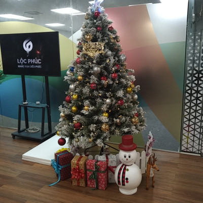 Cây thông noel phủ tuyết - Tán dày và đẹp, cây thông chắc chắn và dể tháo lắp