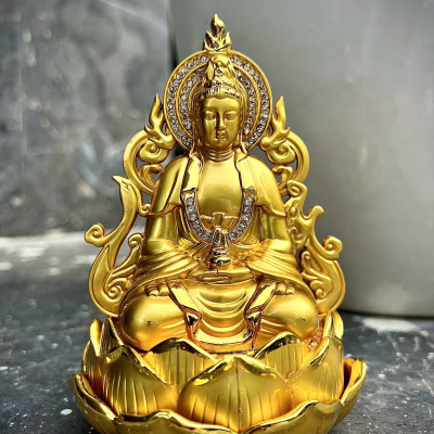 Tượng Phật Bà trang trí trong xe ô tô 