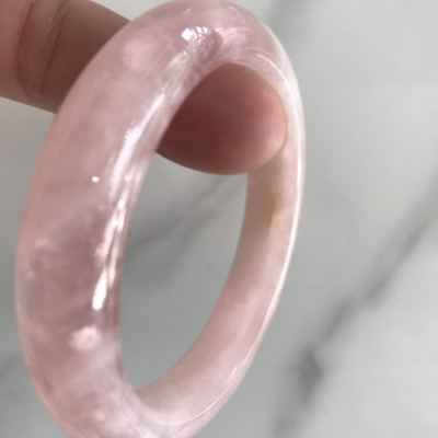 Vòng Thạch Anh Hồng Tự Nhiên Bản Hẹ Mới đẹp Ni 54mm Cao 12mm Dầy 8mm Màu Hồng tươi xinh bóng đẹp Nữ mệnh Hỏa mệnh Thổ tay vừa đeo 50kg - 54 kg ạ