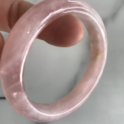 Vòng Thạch Anh Hồng Tự Nhiên Bản Hẹ Mới đẹp Ni 54mm Cao 12mm Dầy 8mm Màu Hồng tươi xinh bóng đẹp Nữ mệnh Hỏa mệnh Thổ tay vừa đeo 50kg - 54 kg ạ