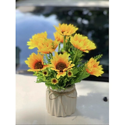 Hoa hướng dương, bình hoa cắm sẵn và chậu hàng rào hoa giả trang trí