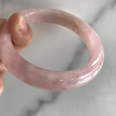 Vòng Thạch Anh Hồng Tự Nhiên Bản Hẹ Mới đẹp Ni 54mm Cao 12mm Dầy 8mm Màu Hồng tươi xinh bóng đẹp Nữ mệnh Hỏa mệnh Thổ tay vừa đeo 50kg - 54 kg ạ