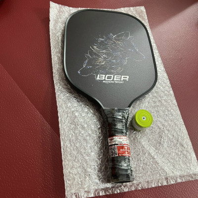 Vợt Pickleball PK03 nặng 220g, bề mặt dày 14mm từ sợi carbon, màu đen huyền bí cùng hình in nhiệt sắc nét đạt tiêu chuẩn kỹ thuật của USAPA chấp thuận để sử dụng trong thi đấu.