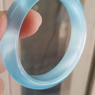 Vòng tay nữ đá mắt mèo Xanh dương nhẹ bản hẹ mới Ni 53mm x cao 12mm x dầy 6,5mm Nữ 49kg - 54kg đeo Vòng màu xanh dương nhẹ xinh tươi đẹp rẻ lắm chuẩn hợp nữ mệnh thuỷ mệnh mộc ạ