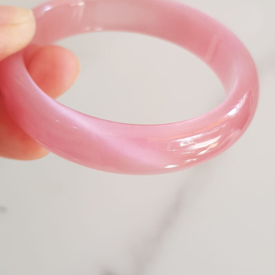 Vòng tay nữ đá mắt mèo hồng bản hẹ mới Ni 53mm x cao 13mm x dầy 7mm nữ 50kg - 57kg đeo màu hồng hồng nhẹ xinh tươi đẹp rẻ lắm chuẩn hợp nữ mệnh hỏa mệnh thổ ạ