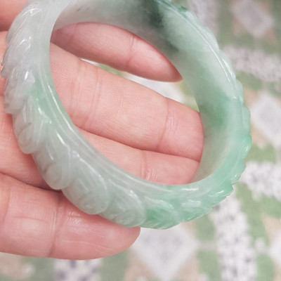 Vòng tay đá ngọc Cẩm Thạch dãy Đồng Tiền Tự nhiên Size 48mm x cao 13mm x dầy 7mm Màu trắng bóng ngọc ngà điểm xanh nhẹ đẹp may mắn tài lộc Nữ mệnh kim mệnh thủy tay nhỏ 35kg - 48kg đeo ạ