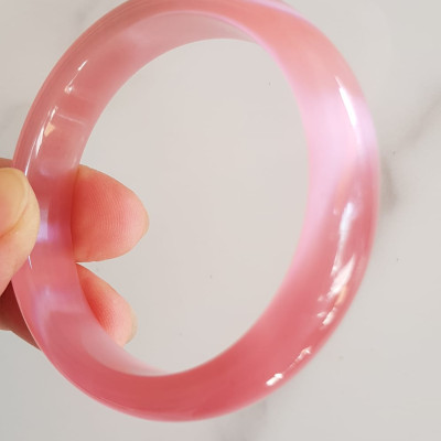 Vòng tay nữ đá mắt mèo hồng bản hẹ mới Ni 53mm x cao 13mm x dầy 7mm nữ 50kg - 57kg đeo màu hồng hồng nhẹ xinh tươi đẹp rẻ lắm chuẩn hợp nữ mệnh hỏa mệnh thổ ạ