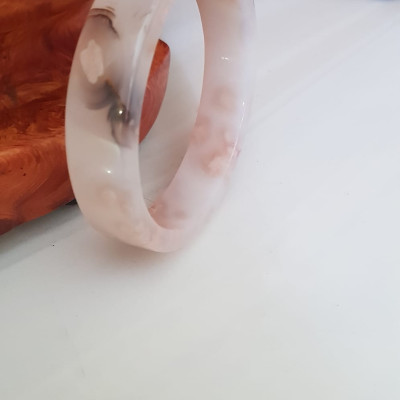 Vòng tay Nữ Mã Não Bản Vuông trắng bông hoa vân Ni 54mm x cao 13mm x dầy 6mm Nữ mệnh Kim mệnh Thủy 52kg - 55kg đeo đẹp xinh tay lắm ạ