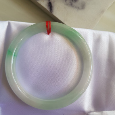 Vòng ĐÁ CẨM THẠCH TỰ NHIÊN TR Lý SAO 58  Size vòng 58mm x Dầy 8mm màu Trắng Bóng xanh lý nhẹ Đẹp sang  Nữ mệnh Kim mệnh Thủy 56kg - 68kg đeo ạ