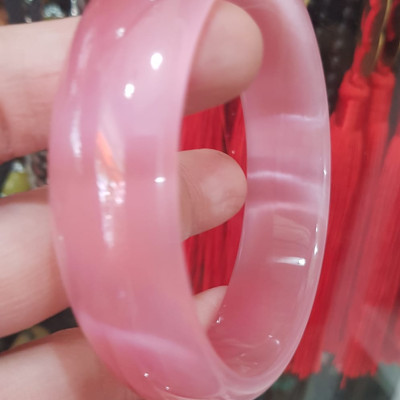 Vòng tay nữ đá mắt mèo Bản Hẹ Trắng mới Ni 60mm x Cao 18mm x Dầy 7mm Màu hồng tươi bóng sáng đẹp hợp Nữ mệnh hoả mệnh thổ Nữ 56kg - 65kg đeo ạ