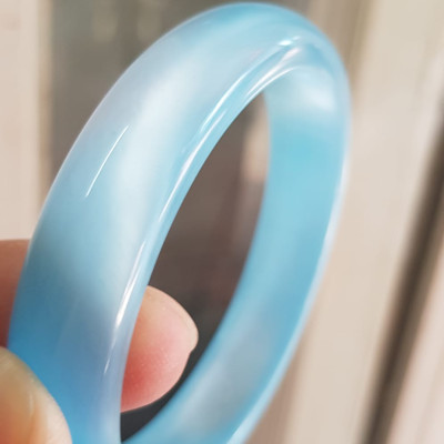 Vòng tay nữ đá mắt mèo Xanh dương nhẹ bản hẹ mới Ni 53mm x cao 12mm x dầy 6,5mm Nữ 49kg - 54kg đeo Vòng màu xanh dương nhẹ xinh tươi đẹp rẻ lắm chuẩn hợp nữ mệnh thuỷ mệnh mộc ạ